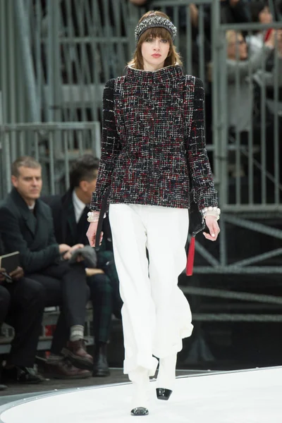 Look 16
